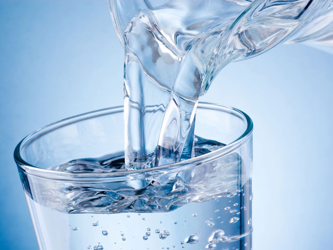 Agua purificada servida en un vaso