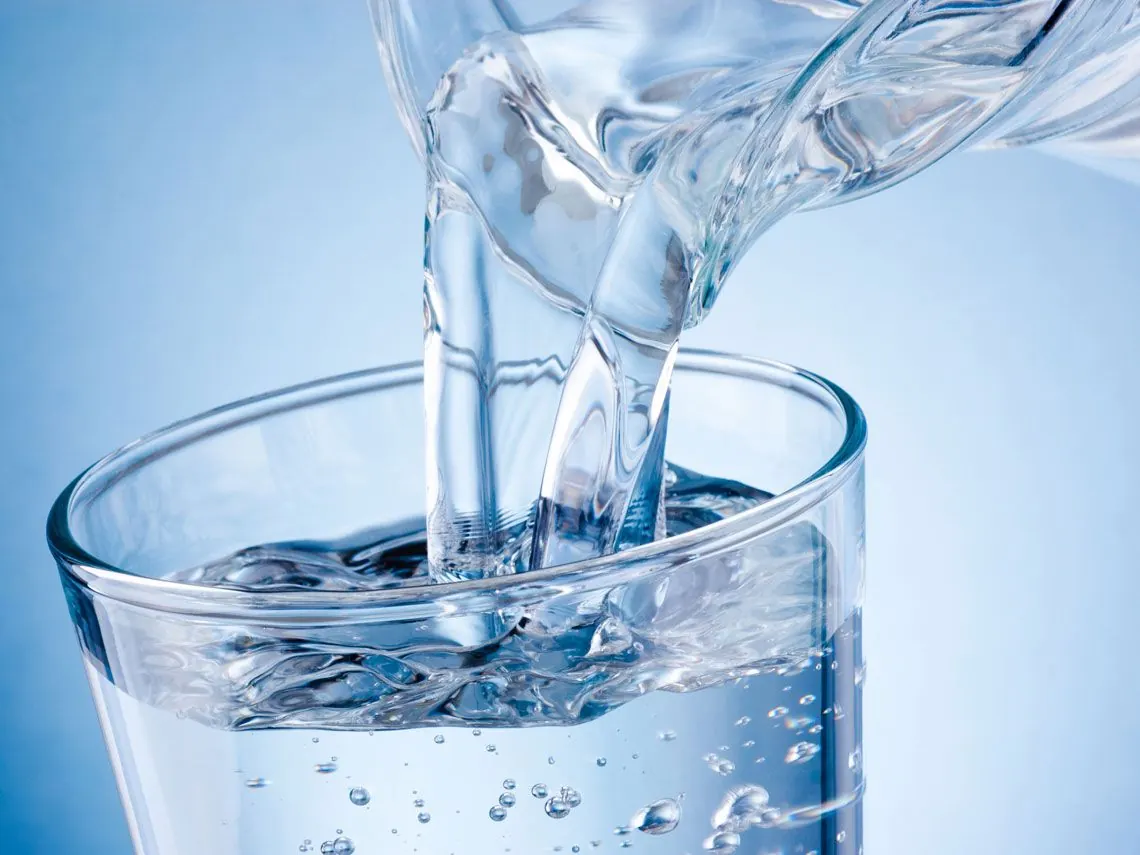 Agua purificada servida en un vaso